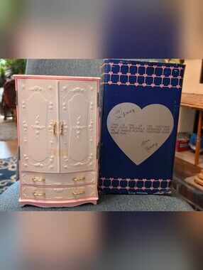 Vogue Dolls Armoire